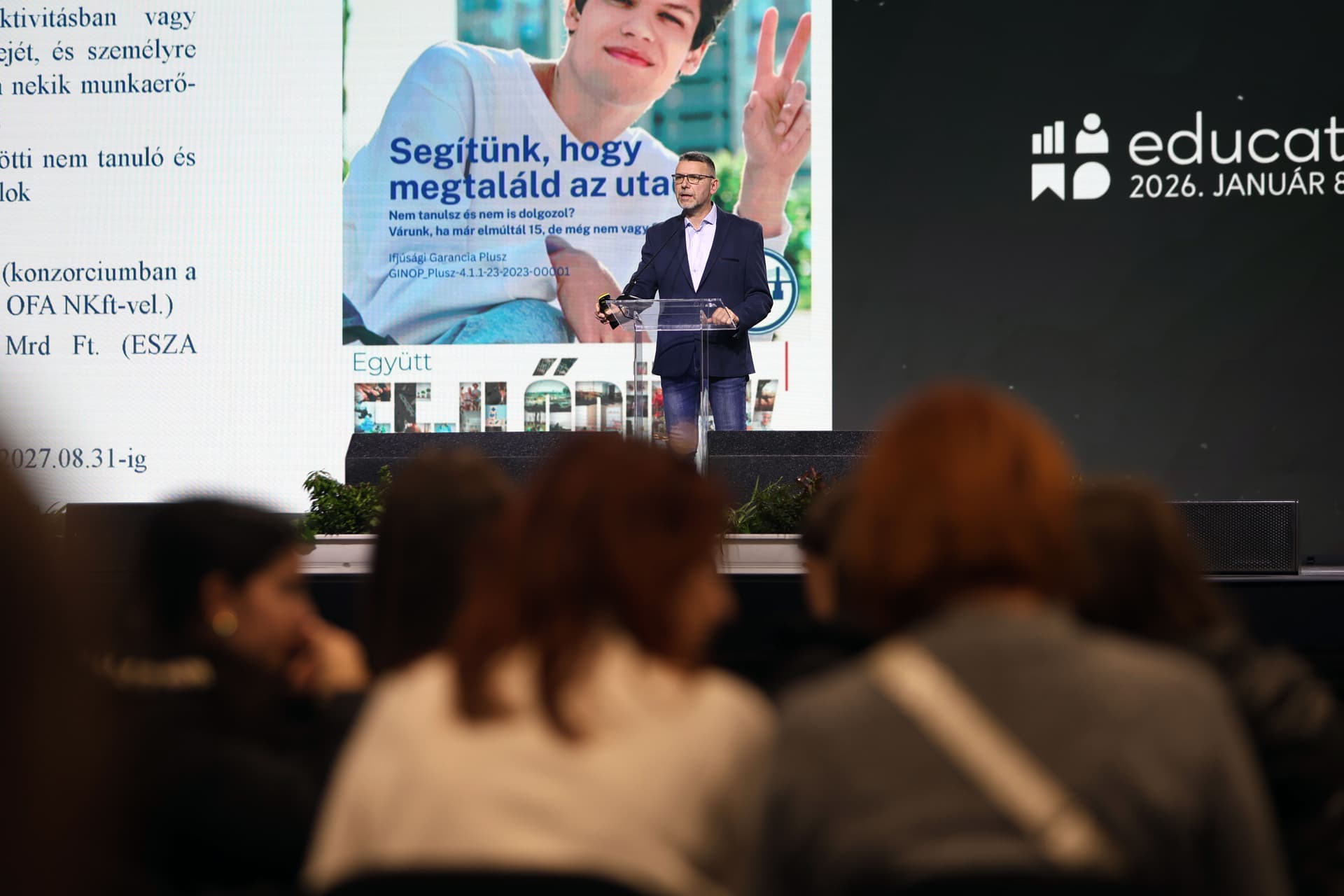 A fotón Gedei Gábor látható előadás közben